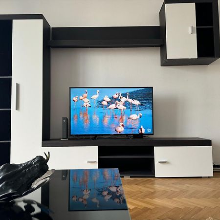 Airy & Beautiful Downtown Apartment Boekarest Buitenkant foto