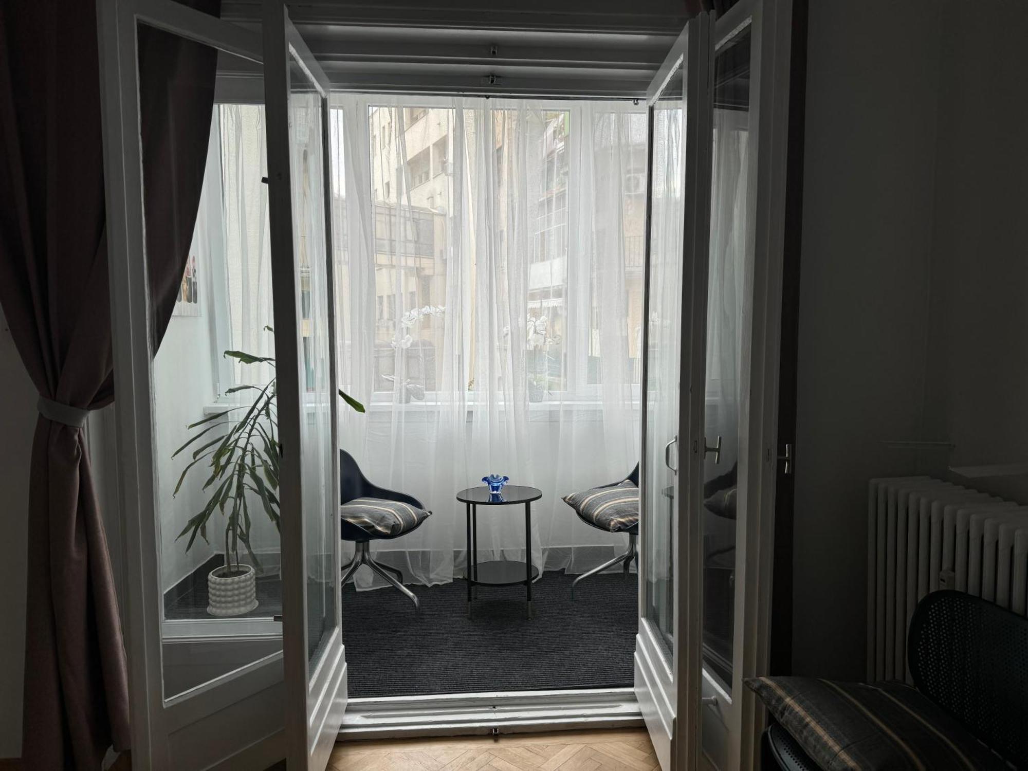 Airy & Beautiful Downtown Apartment Boekarest Buitenkant foto